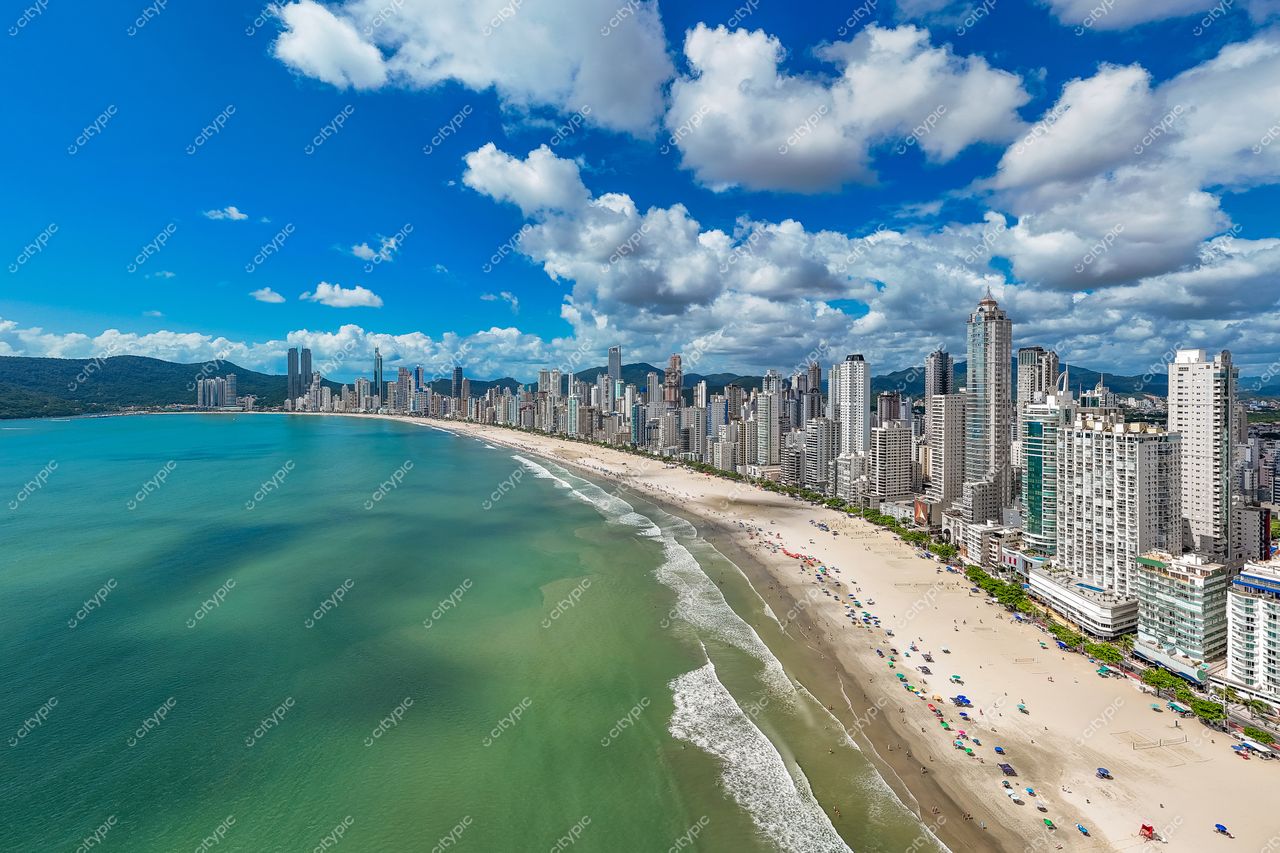 Balneário Camboriú, Santa Catarina vista panorâmica da praia com arranha-céus modernos e céu azul em dia ensolarado