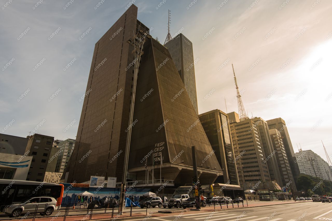 São Paulo, São Paulo, vista urbana com prédio moderno ao entardecer e tráfego intenso em eixo viário movimentado
