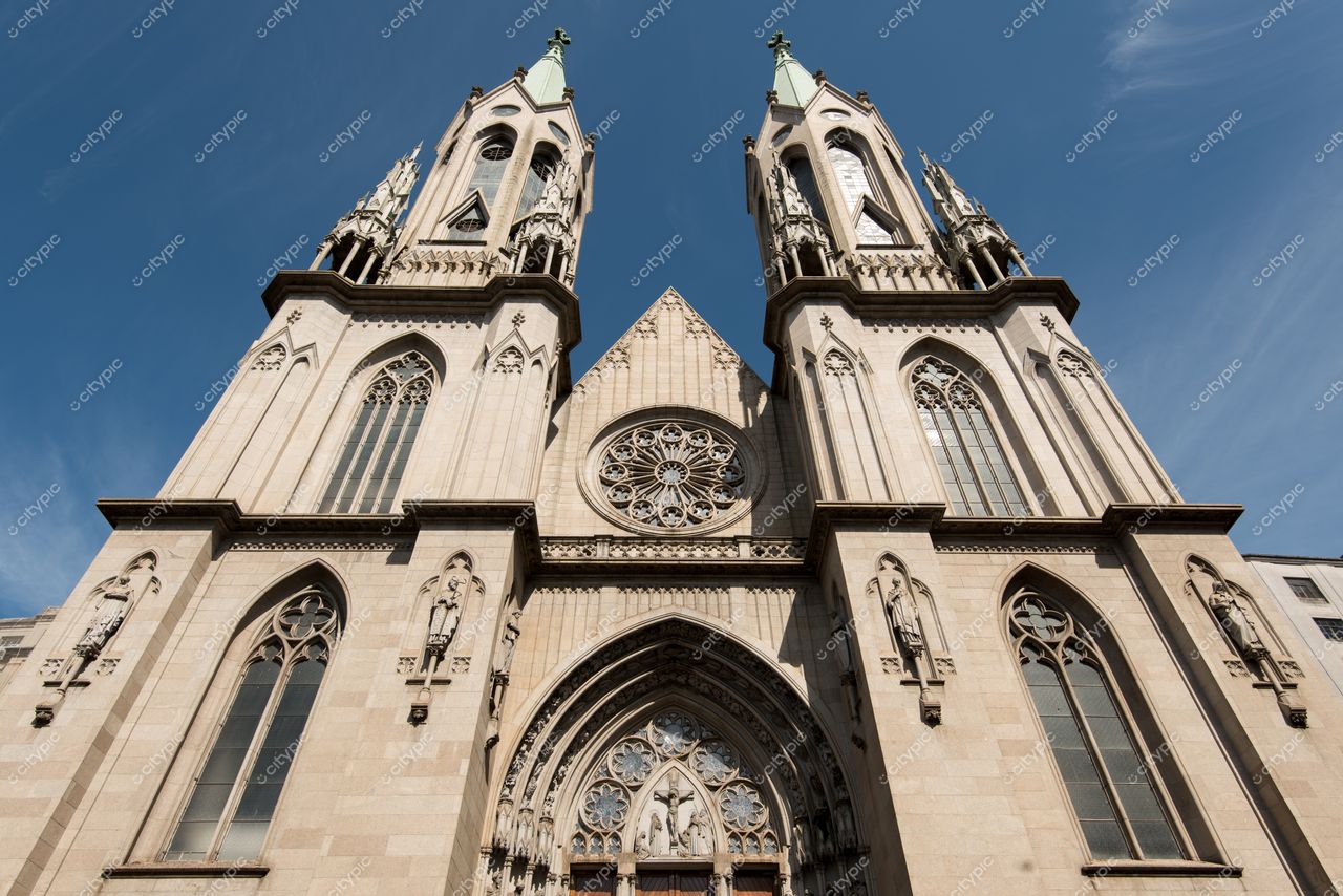 São Paulo, São Paulo, vista em ângulo baixo da Catedral da Sé com céu azul claro e detalhes neogóticos destacados