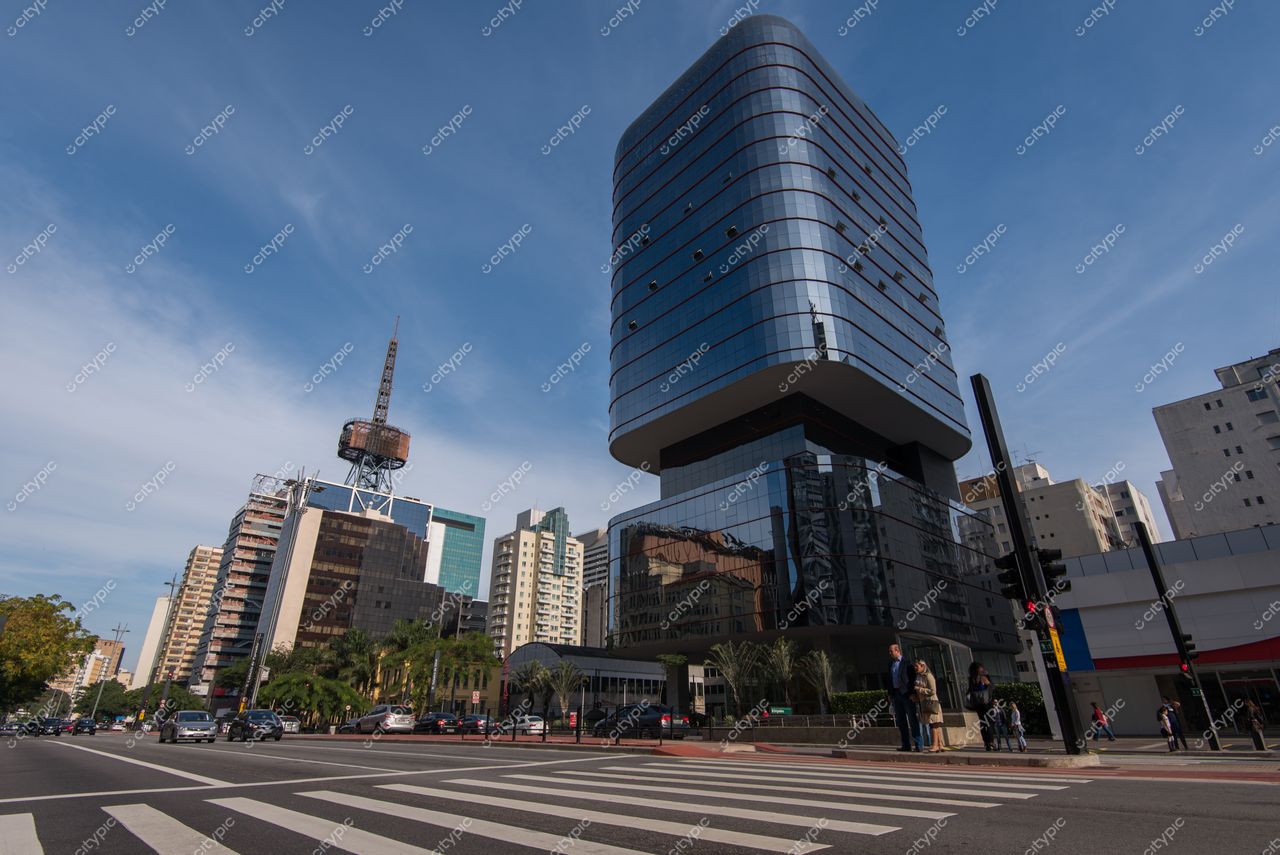 São Paulo, São Paulo, edifício de vidro com fachada reflexiva e design angular em dia ensolarado no centro urbano