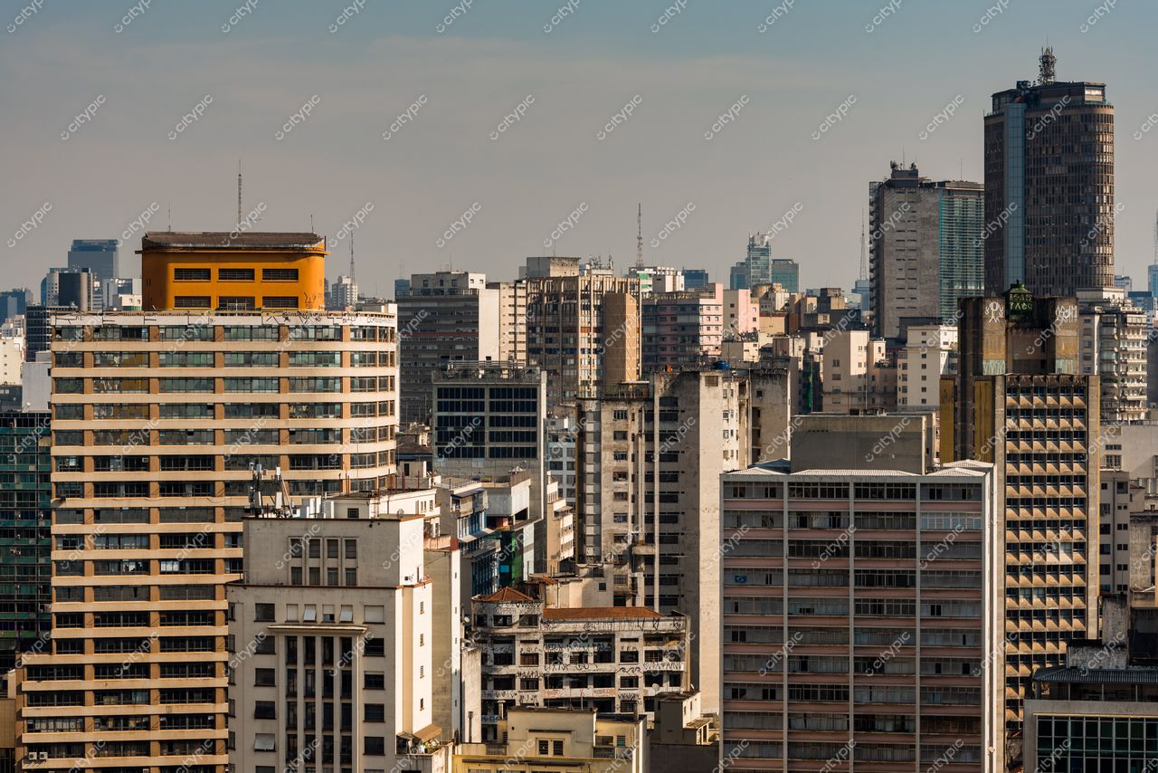 São Paulo, São Paulo, vista panorâmica com edifícios altos e variados estilos arquitetônicos sob céu limpo e iluminação natural