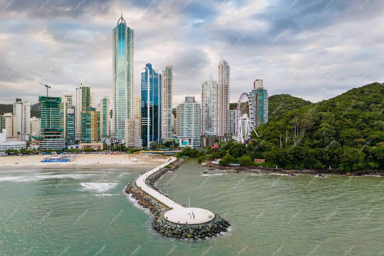 Balneário Camboriú, Santa Catarina vista panorâmica com arranha-céus modernos e calçadão em dia ensolarado com nuvens dispersas