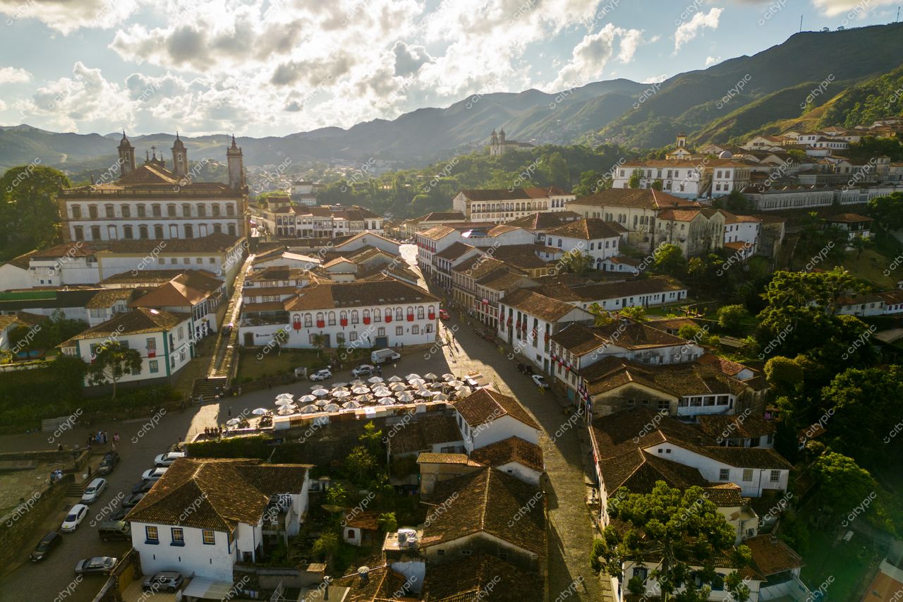 Ouro Preto, Minas Gerais vista aérea ao entardecer com arquitetura colonial e relevo montanhoso ao fundo
