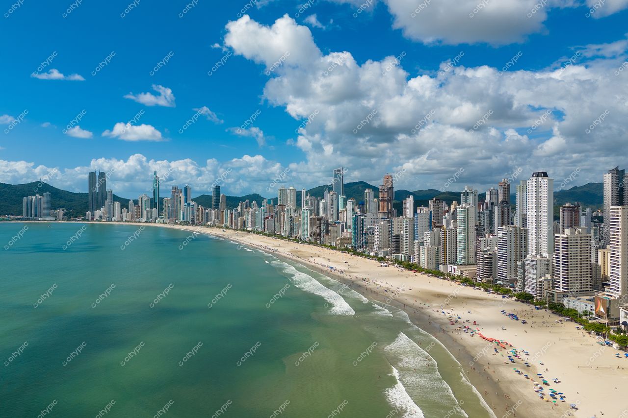 Balneário Camboriú, Santa Catarina, vista da costa com edifícios altos e montanhas ao fundo em dia nublado
