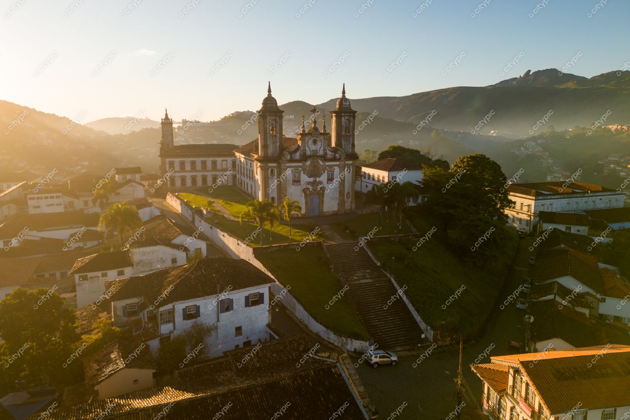 Ouro Preto, Minas Gerais vista panorâmica ao amanhecer com igreja em colina e vegetação ao redor das ruas históricas