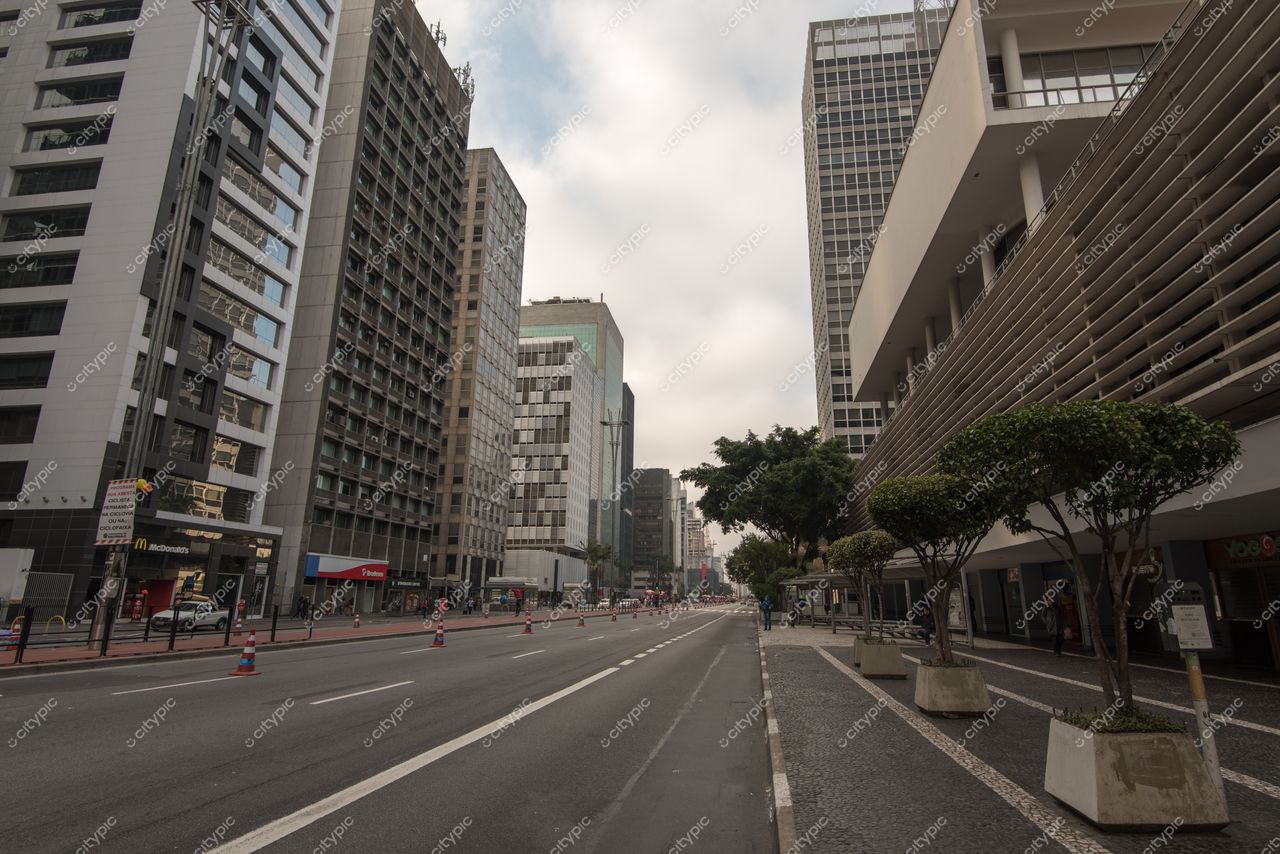 São Paulo, São Paulo, rua tranquila com edifícios variados sob céu nublado e ausência de tráfego visível