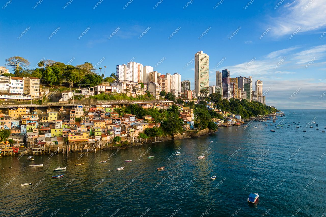 Salvador, Bahia vista aérea com casas coloridas nas encostas e edifícios modernos sob céu ensolarado e baía tranquila