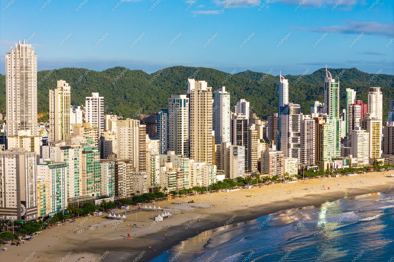Balneário Camboriú, Santa Catarina, vista panorâmica com arranha-céus e montanhas verdes em dia ensolarado
