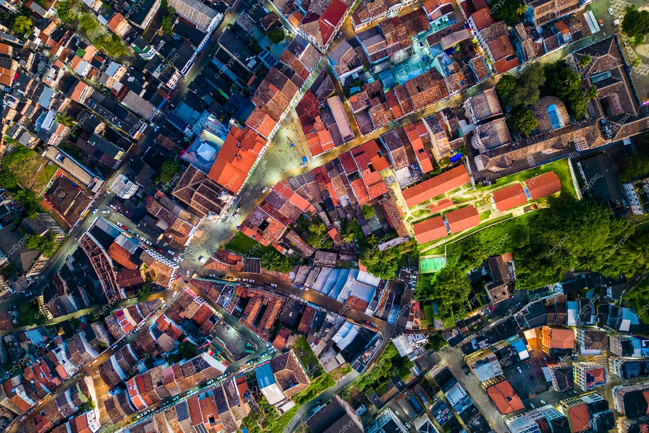Salvador, Bahia vista aérea de bairro com casas coloridas, telhados vermelhos e canais de água entre edificações