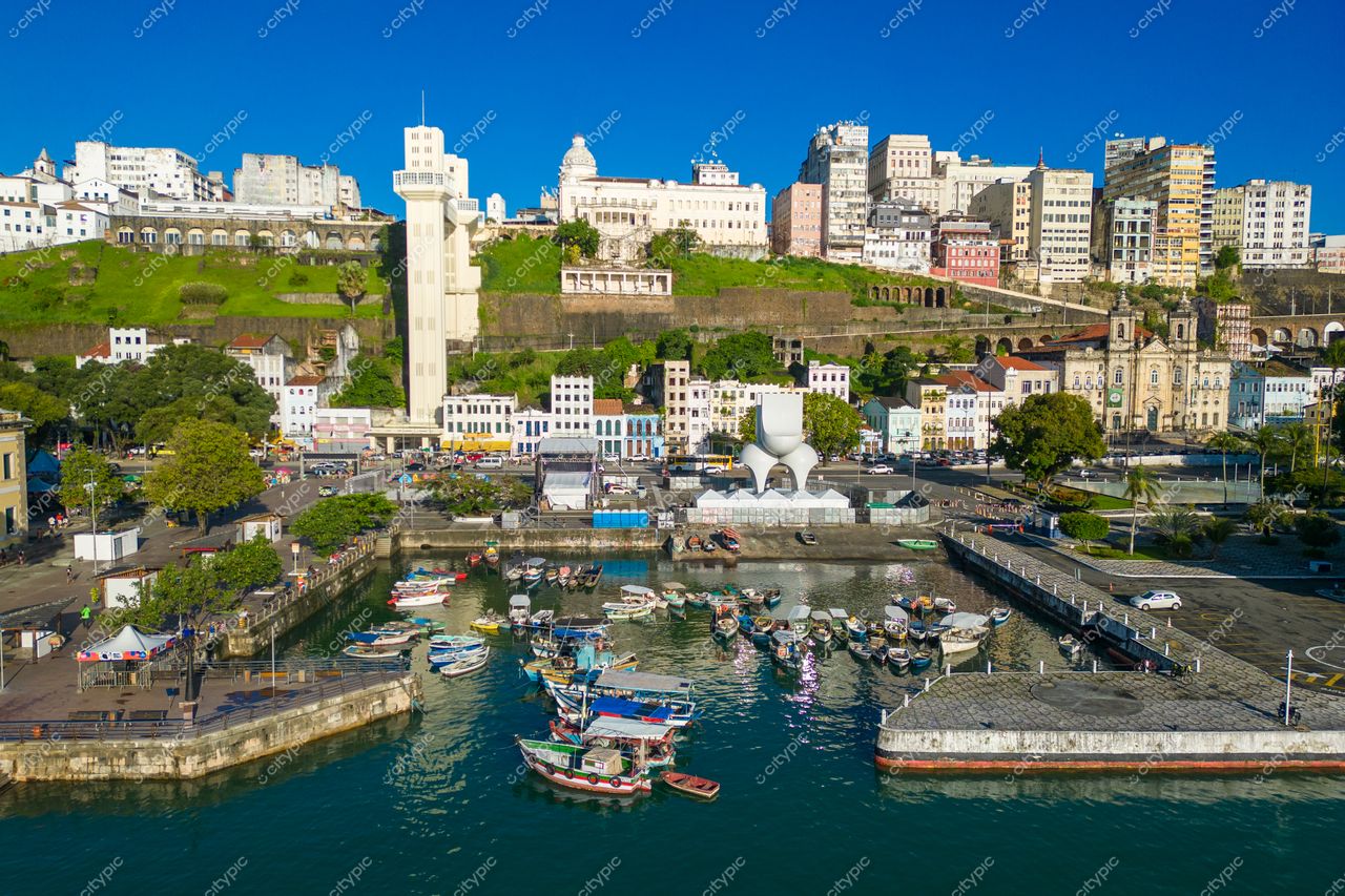 Salvador, Bahia, vista do porto com embarcações ancoradas e colina com edifícios em dia ensolarado