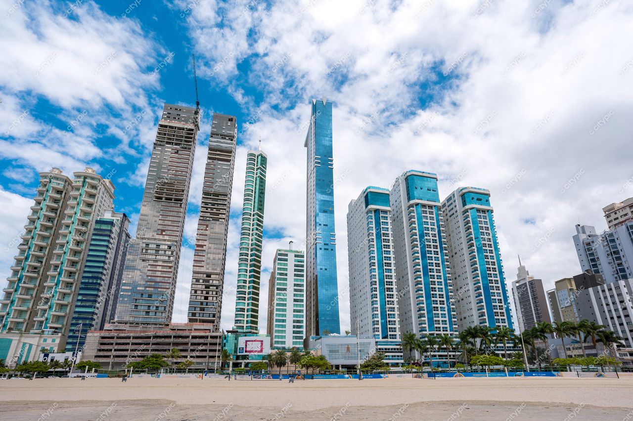 Balneário Camboriú, Santa Catarina, vista da costa com arranha-céus modernos e céu parcialmente nublado durante o dia