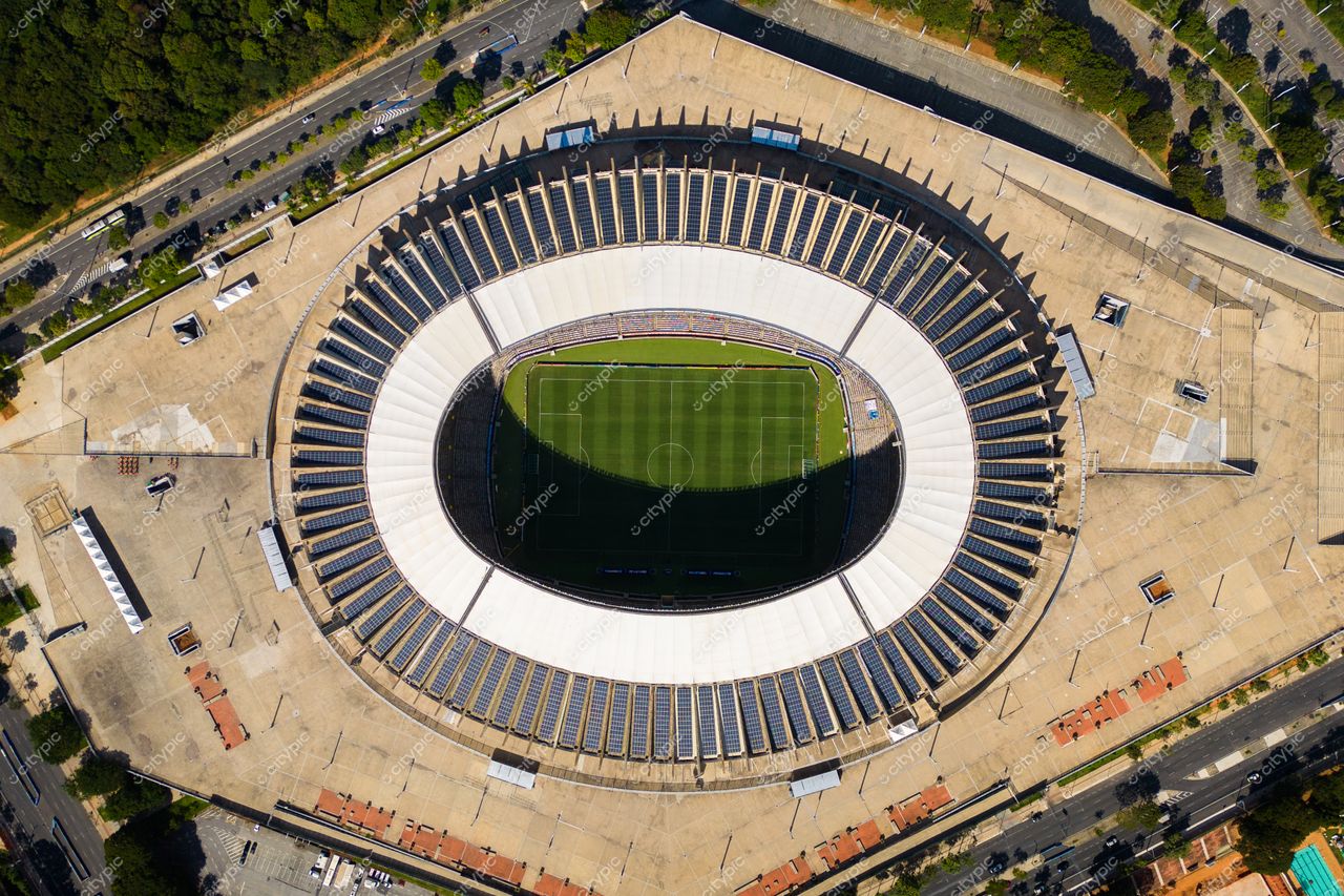Belo Horizonte, Minas Gerais vista aérea do estádio com arquibancadas ovais e áreas verdes ao fundo durante o dia