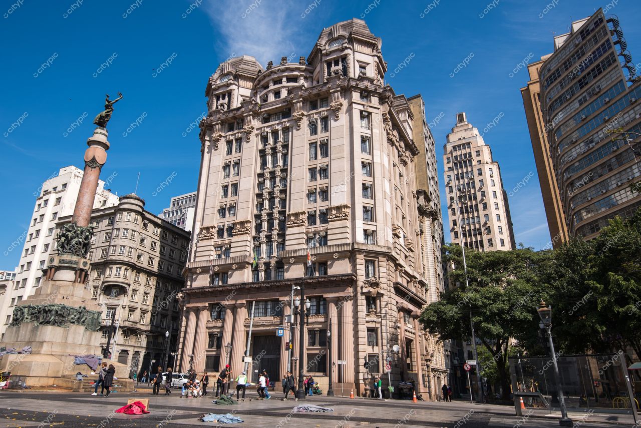 São Paulo, São Paulo, edifício histórico com colunas ornamentais em contraste com arranha-céus modernos e áreas verdes