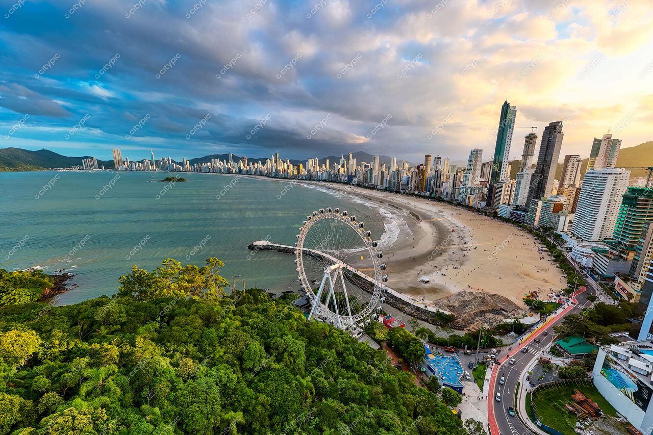 Balneário Camboriú, Santa Catarina, vista panorâmica ao pôr do sol com roda-gigante e vegetação nas encostas