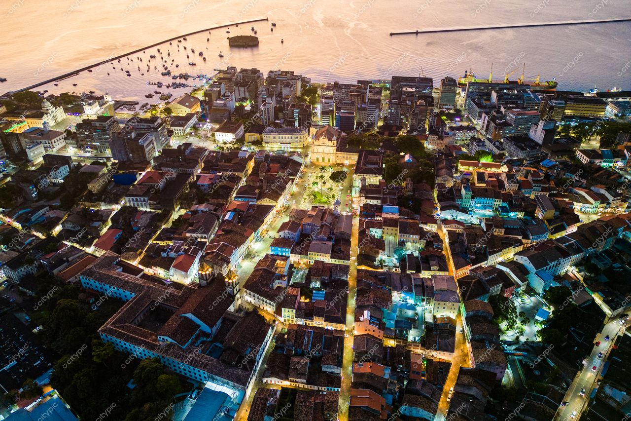 Salvador, Bahia vista aérea ao entardecer com arquitetura histórica e moderna