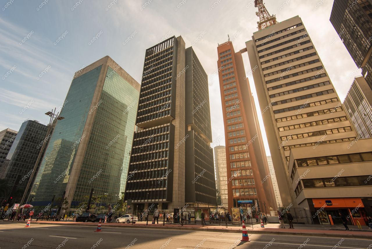 São Paulo, São Paulo, panorama urbano com prédios modernos iluminados pelo sol em uma tarde movimentada e clara