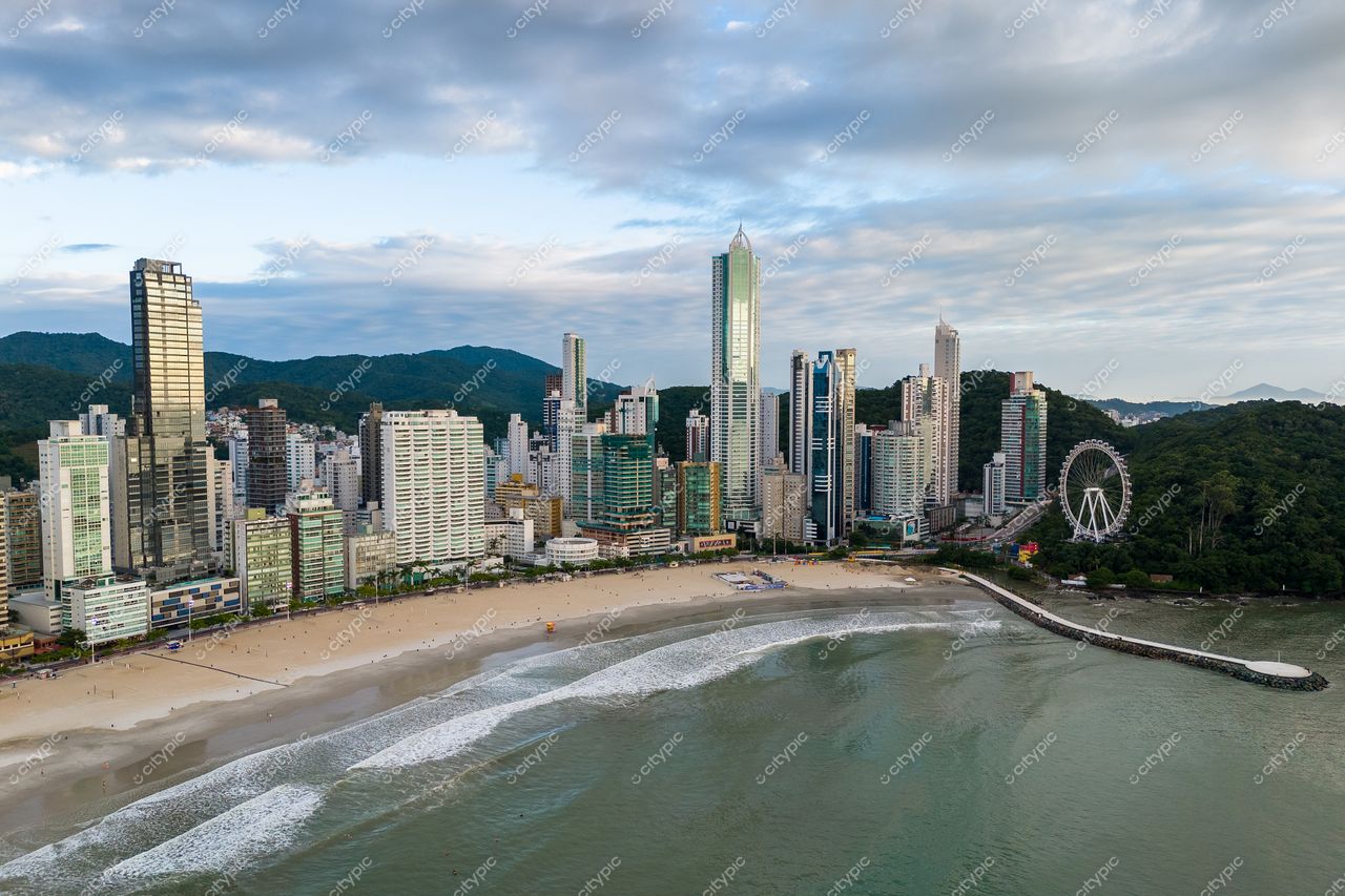 Balneário Camboriú, Santa Catarina, vista panorâmica da orla com arranha-céus e roda-gigante ao entardecer
