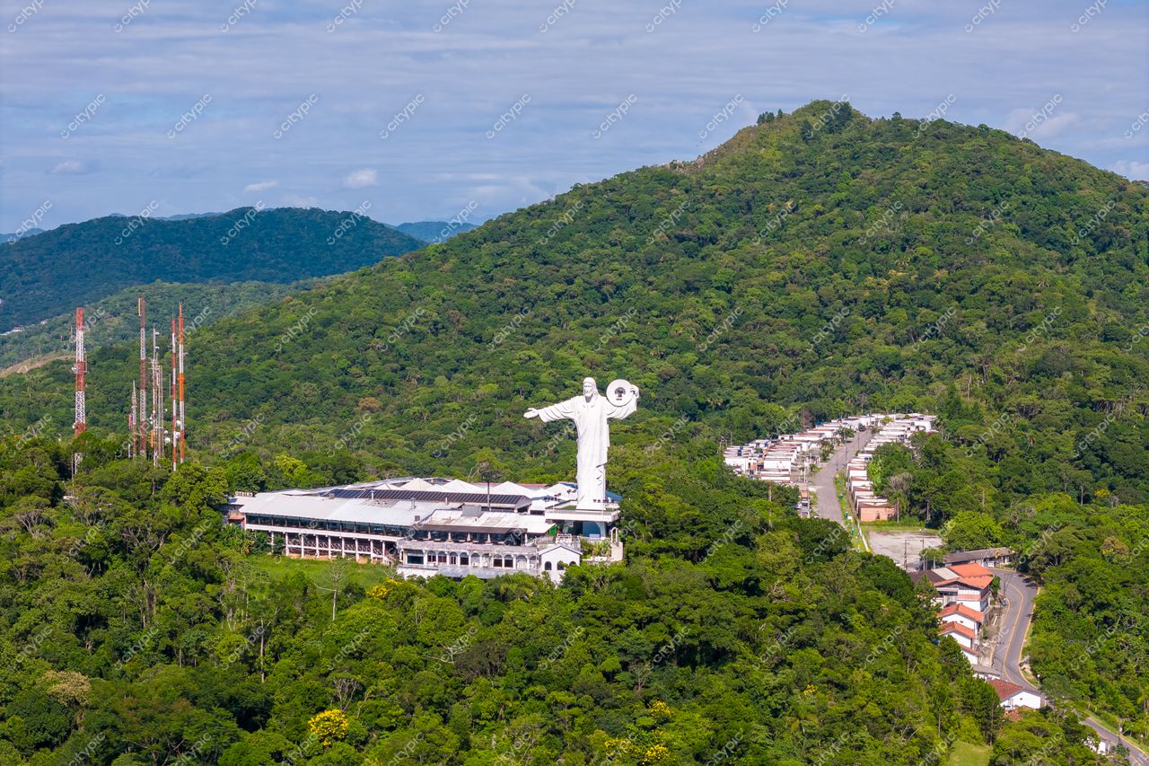 Balneário Camboriú, Santa Catarina com vista panorâmica do Cristo Luz em área verdejante e céu claro