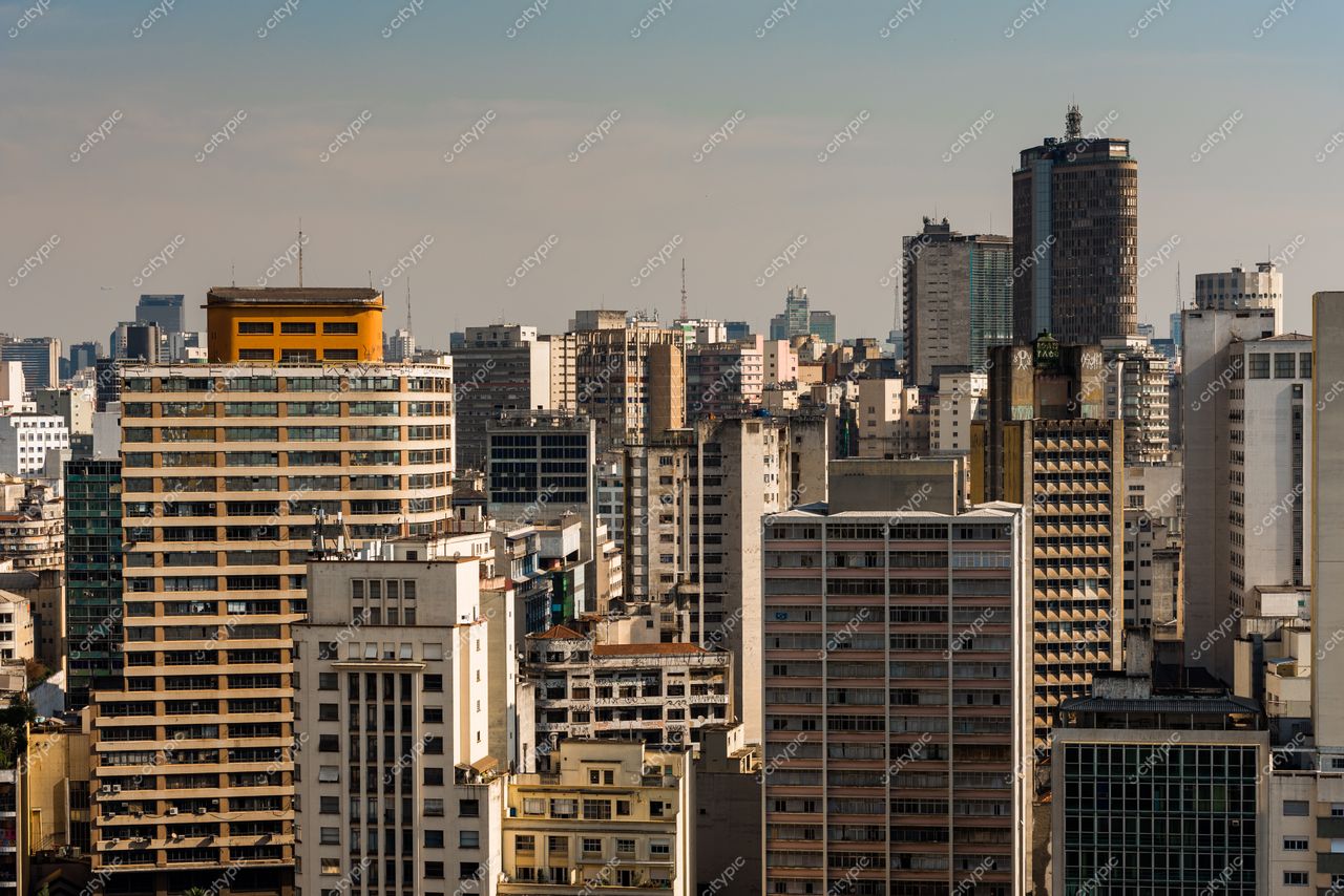 São Paulo, São Paulo com vista panorâmica de edifícios modernos ao entardecer e céu azul claro