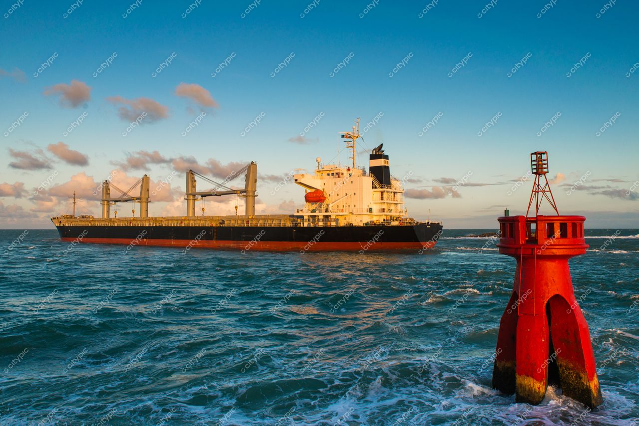 Natal, Rio Grande do Norte, navio-cargueiro navegando ao pôr do sol com boia vermelha em primeiro plano