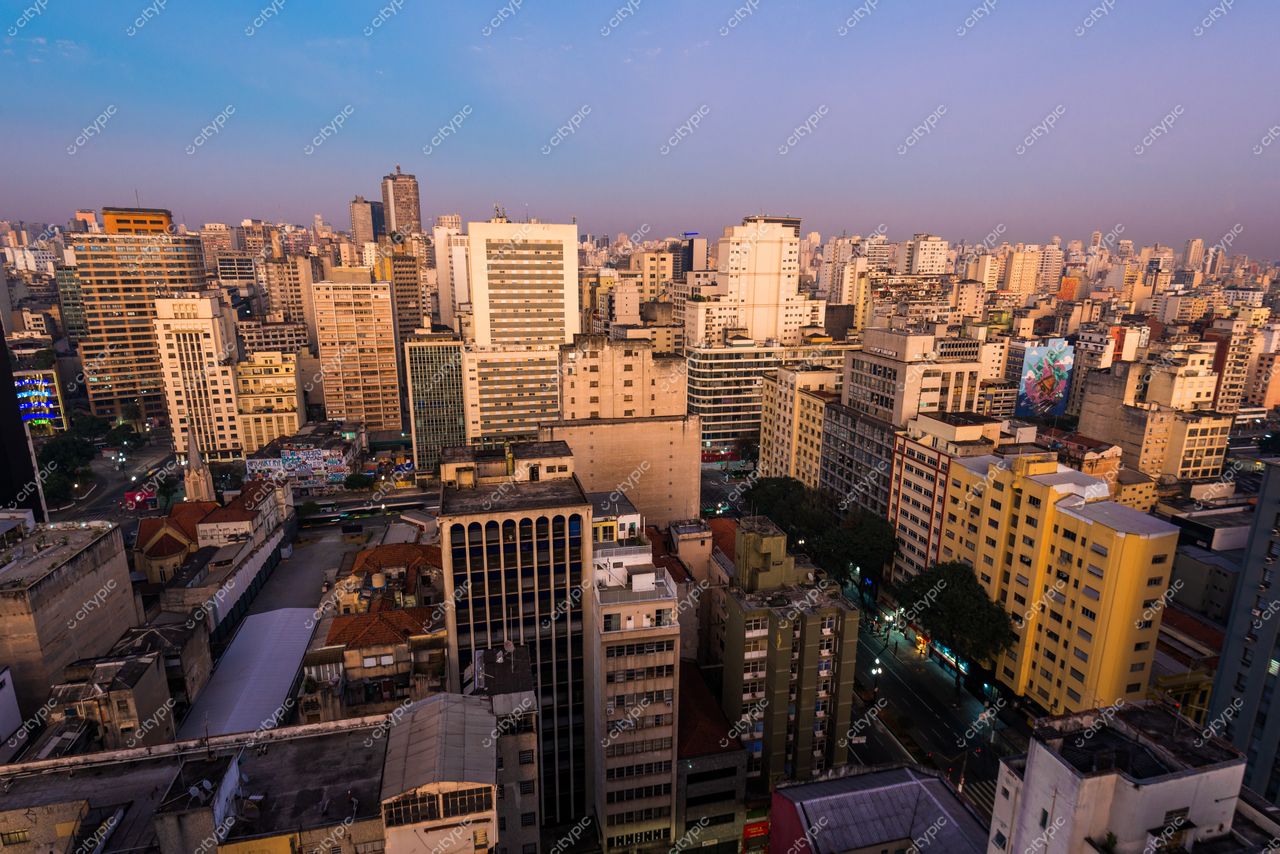 São Paulo, São Paulo, vista panorâmica ao entardecer com edifícios modernos e vegetação entre os prédios