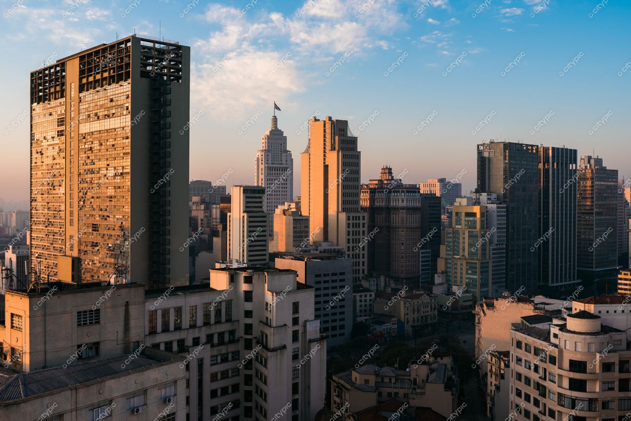 São Paulo, São Paulo, vista panorâmica ao amanhecer com arranha-céus modernos e arquitetura histórica em destaque