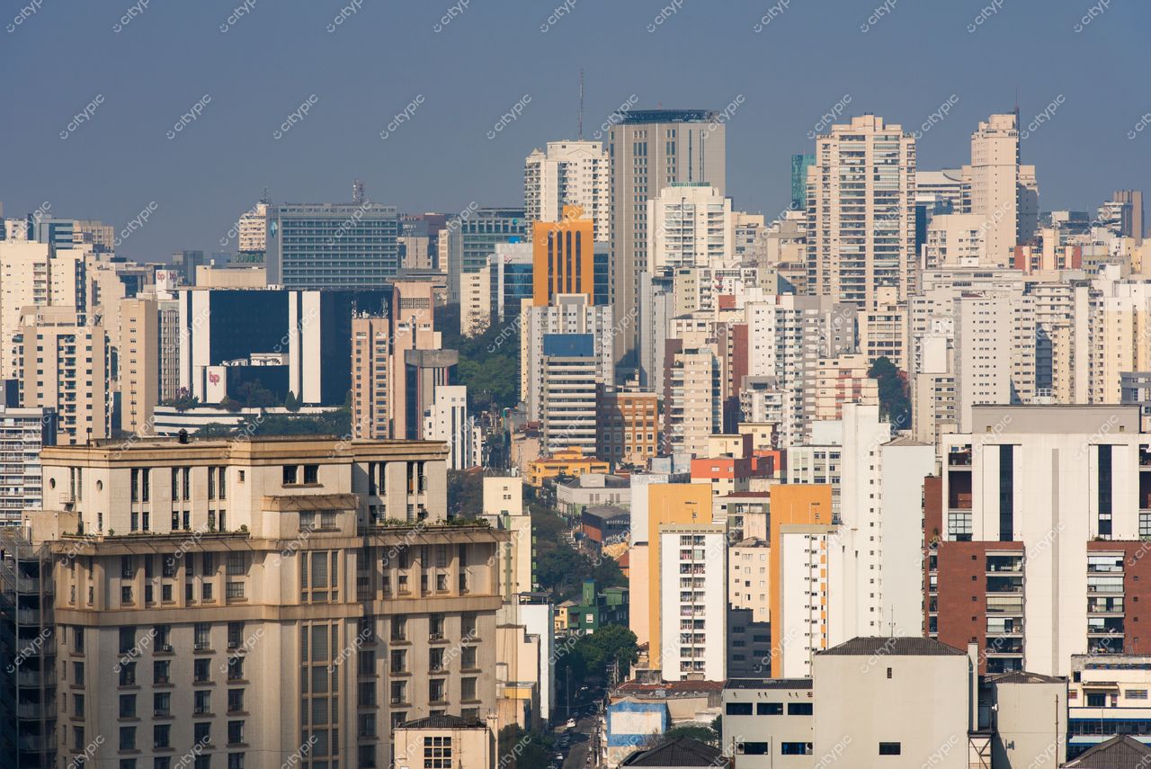 São Paulo, São Paulo, vista panorâmica da densa arquitetura urbana em dia claro com sombras sutis nas edificações
