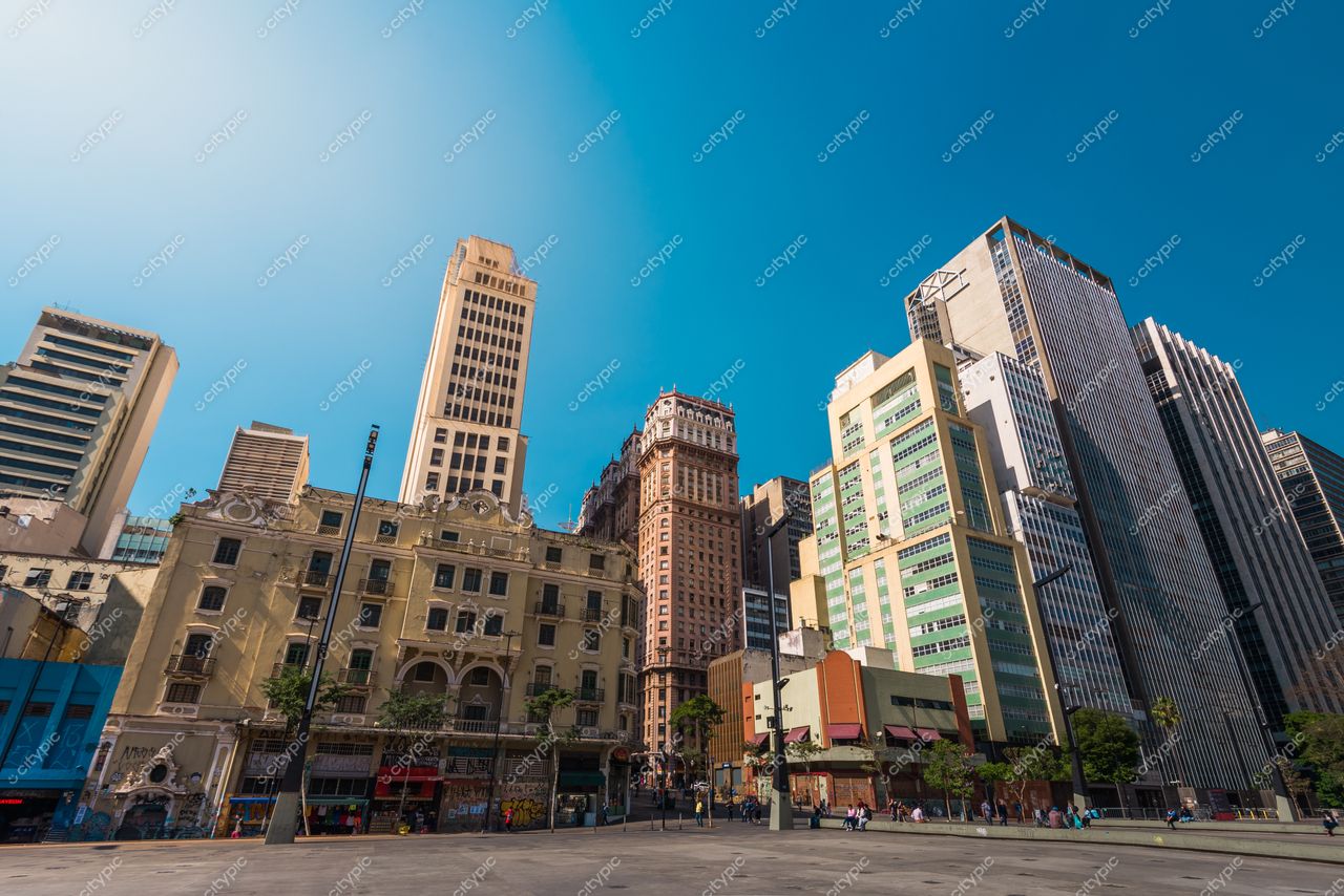 São Paulo, São Paulo, contraste entre edifício neoclássico e arranha-céus modernos sob céu azul claro durante o dia