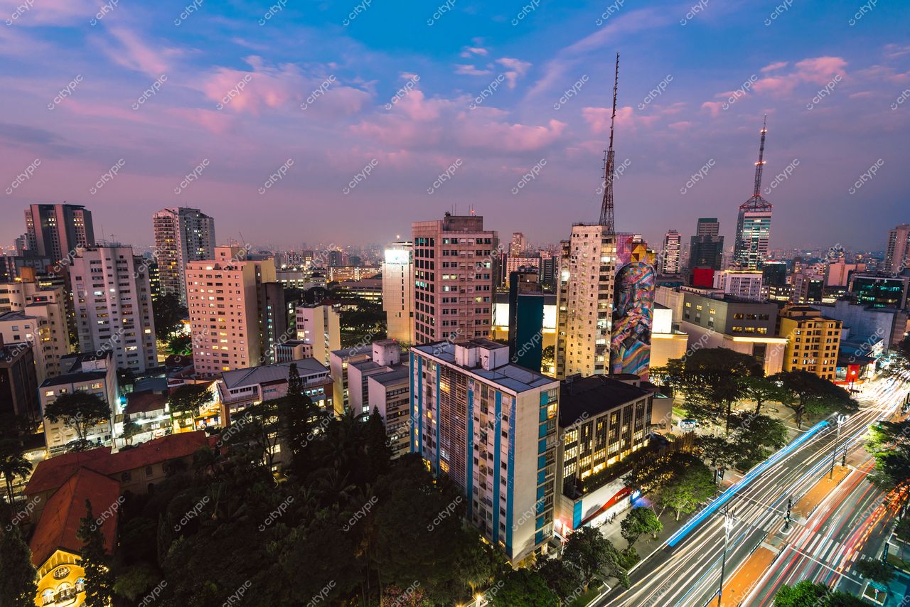 São Paulo, São Paulo, vista panorâmica ao crepúsculo com arranha-céus, tráfego intenso e árvores nas calçadas