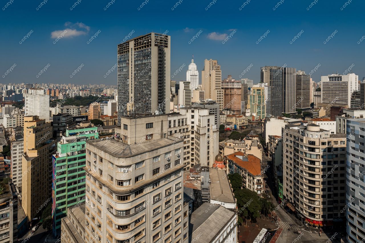 São Paulo, São Paulo, vista panorâmica com mistura de arquitetura moderna e histórica em dia claro e ruas movimentadas