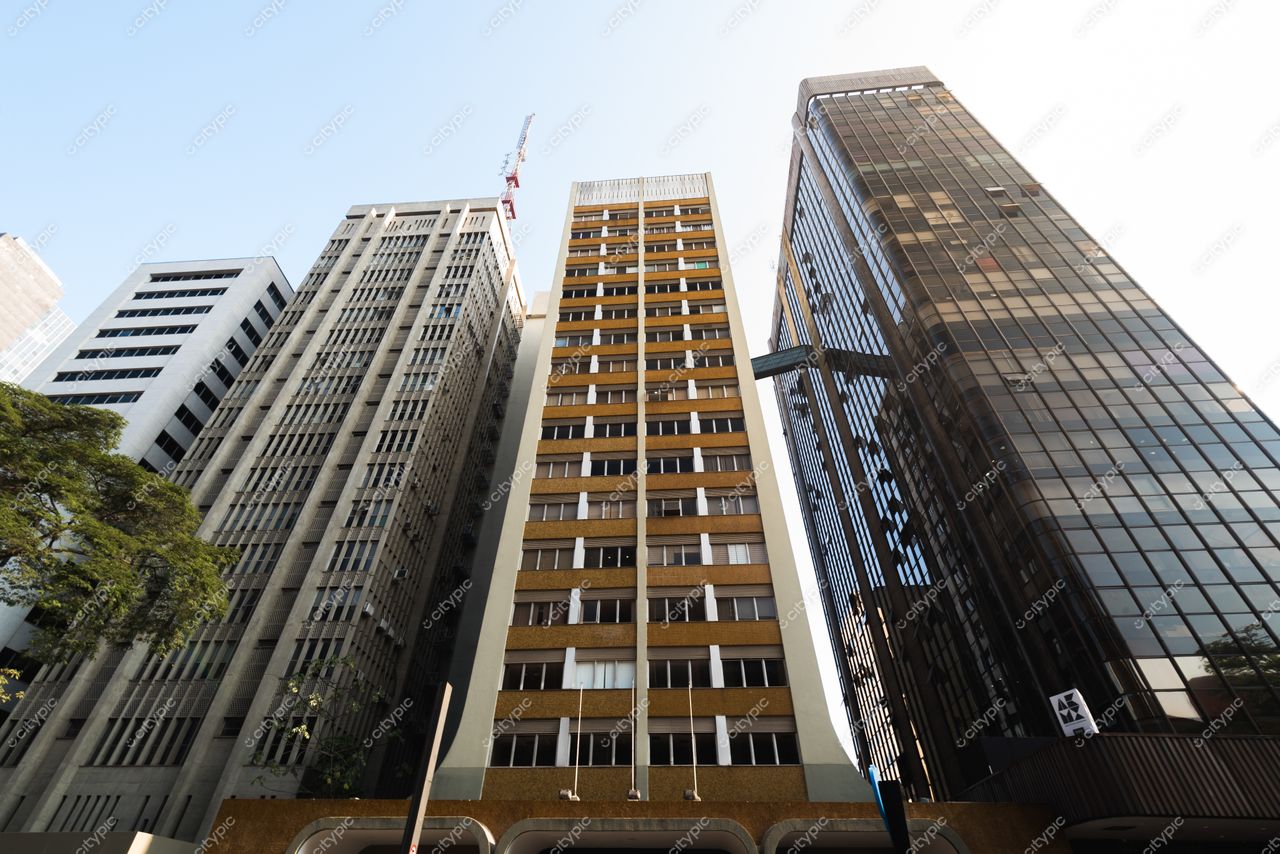 São Paulo, São Paulo, perspectiva vertical de edifícios modernos com reflexos e janelas em série sob céu claro