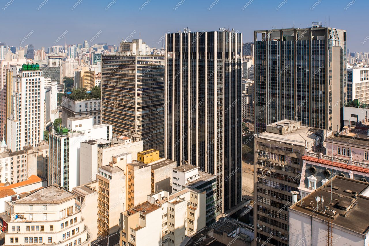 São Paulo, São Paulo, vista panorâmica do centro com arranha-céus de vidro sob céu claro e ensolarado
