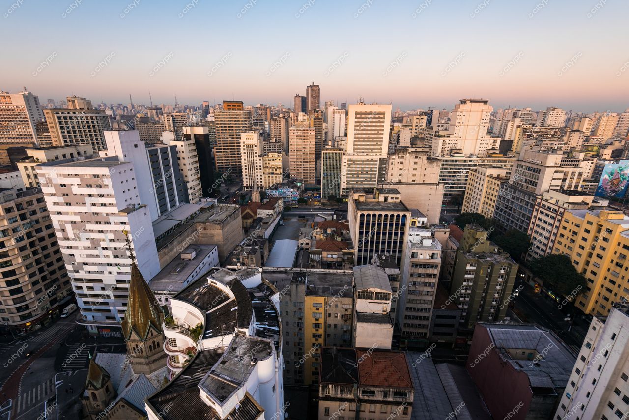 São Paulo, São Paulo, vista panorâmica da cidade ao crepúsculo com arranha-céus e intensa urbanização urbana