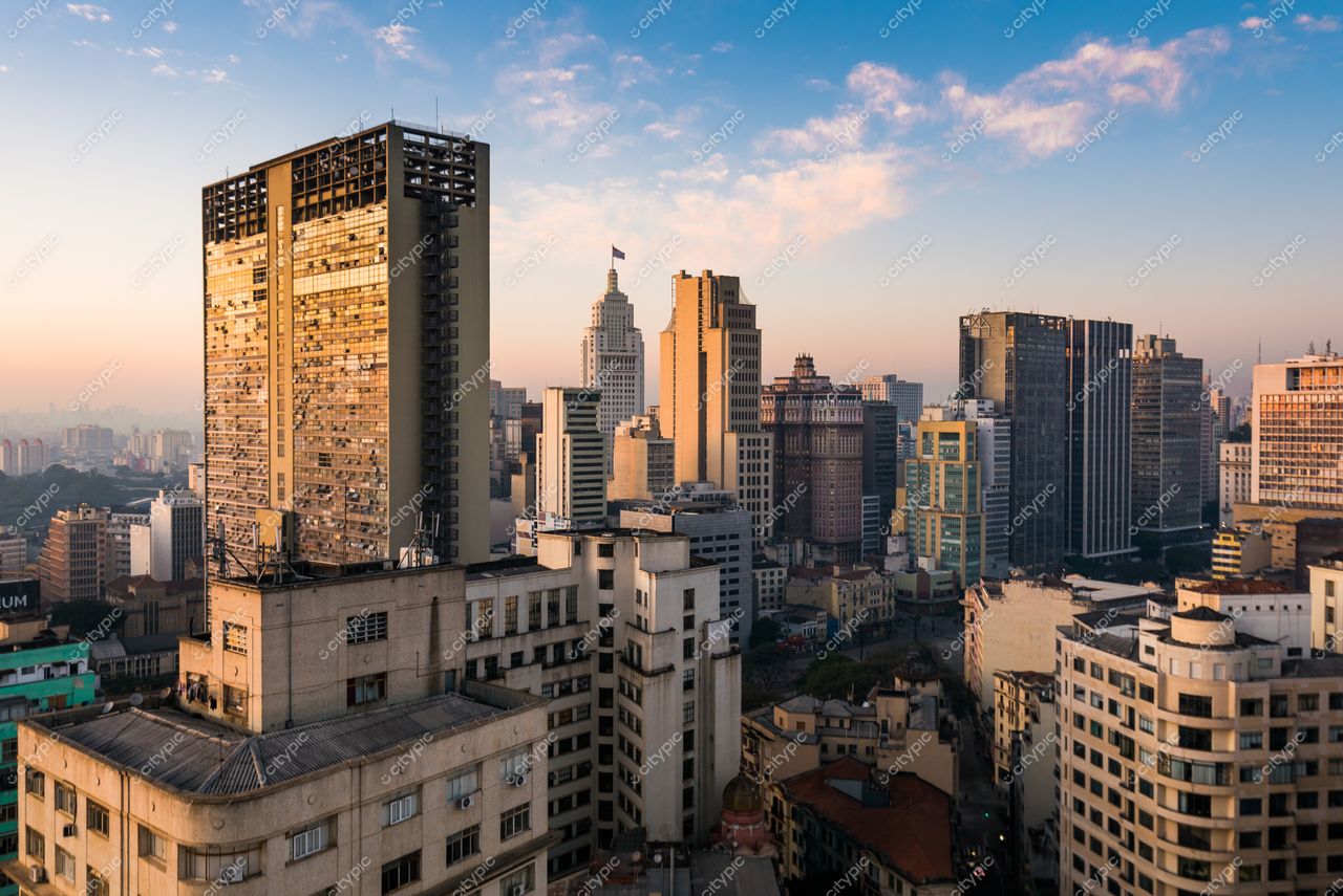 São Paulo, São Paulo, panorama urbano ao amanhecer com edifícios modernos e antigos sob luz suave da manhã