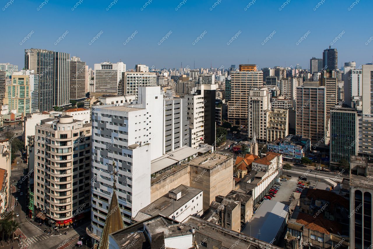 São Paulo, São Paulo, vista panorâmica da densa arquitetura urbana em dia ensolarado com tráfego visível nas ruas