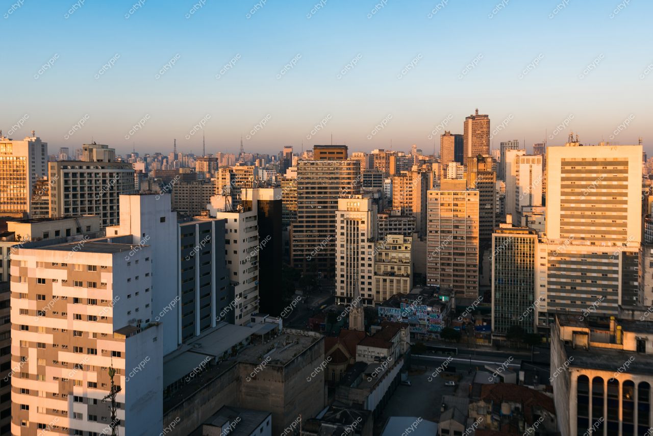 São Paulo, São Paulo vista panorâmica ao crepúsculo com arranha-céus iluminados e céu claro ao fundo
