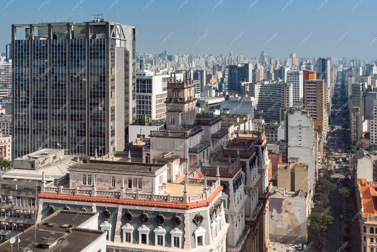São Paulo, São Paulo, vista panorâmica com contraste entre arquitetura histórica e moderna em dia ensolarado e movimentado