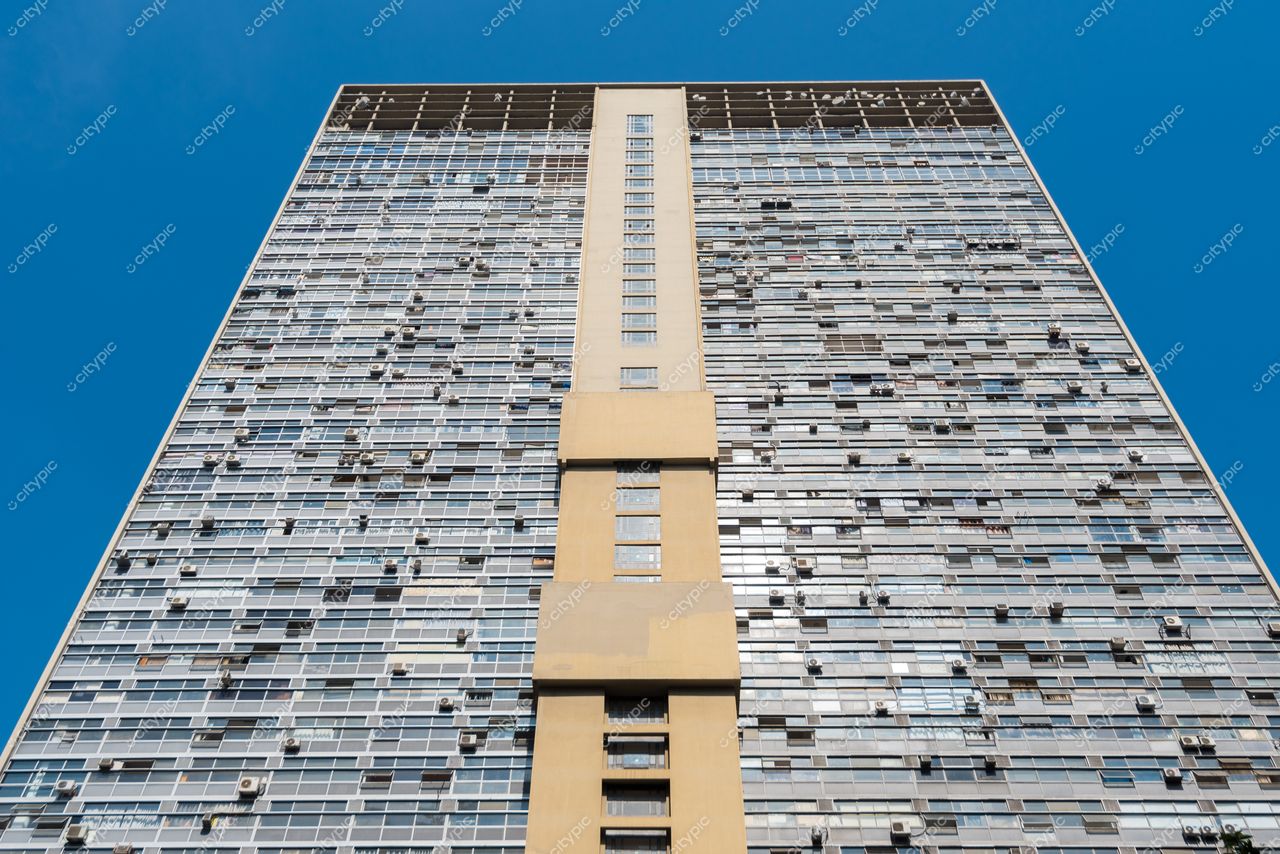 São Paulo, São Paulo, edifício alto com fachada de vidro e ar-condicionado em dia ensolarado e céu azul claro