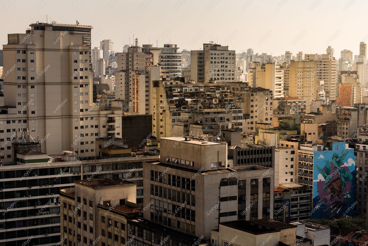 São Paulo, São Paulo, panorama urbano com edifícios variados e iluminação quente ao amanhecer em dia claro