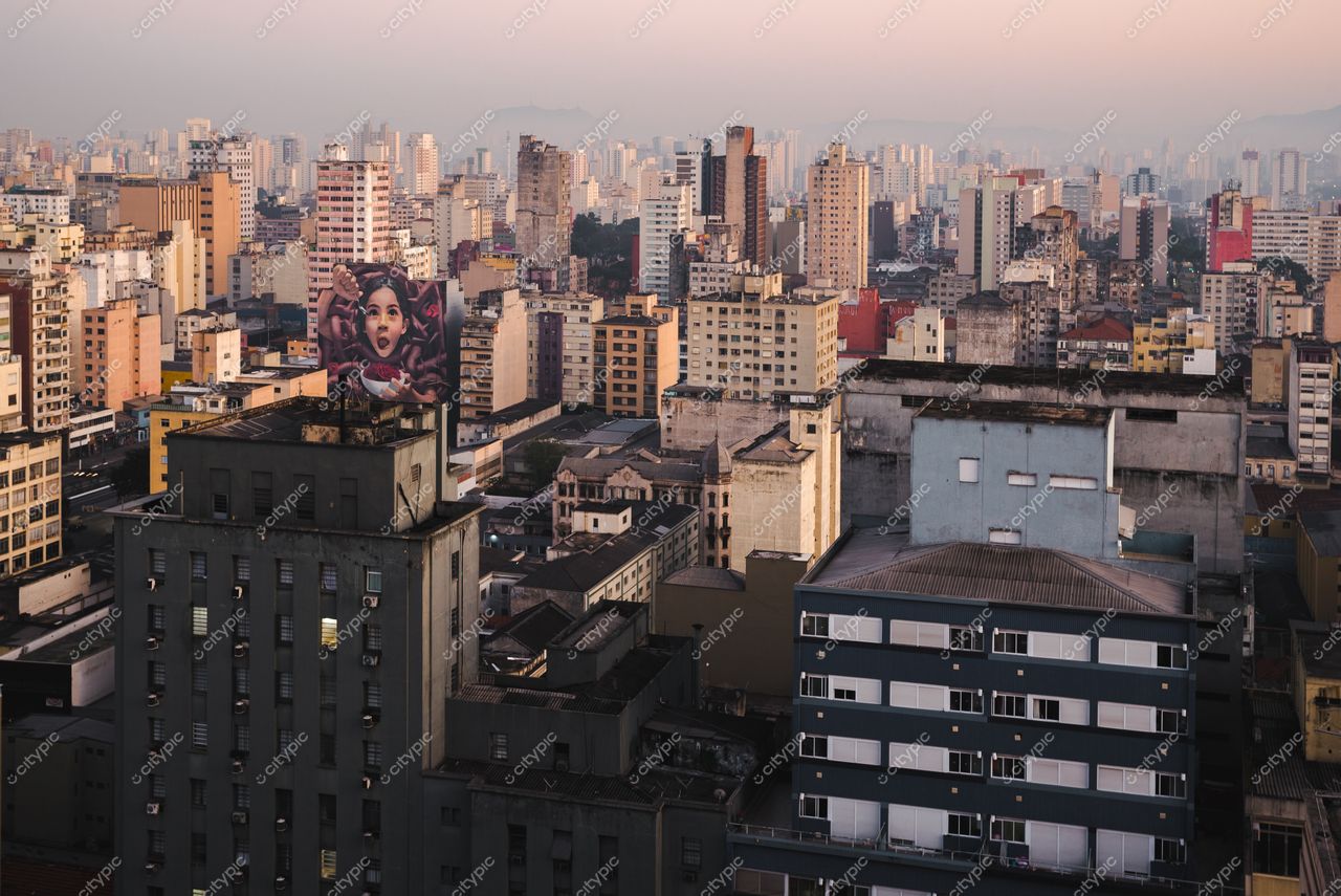 São Paulo, São Paulo, vista panorâmica ao crepúsculo com edifícios altos e outdoor em primeiro plano