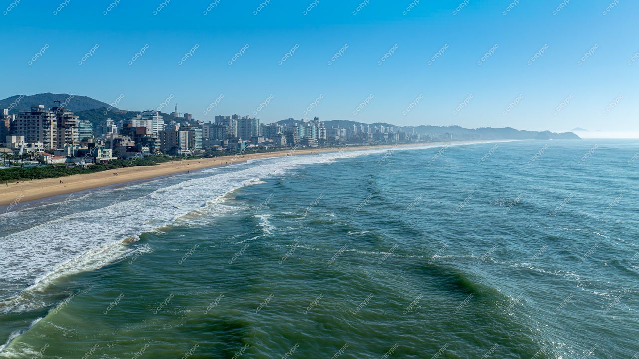 Itajaí, Santa Catarina vista panorâmica da praia com águas calmas e prédios à beira-mar em dia claro