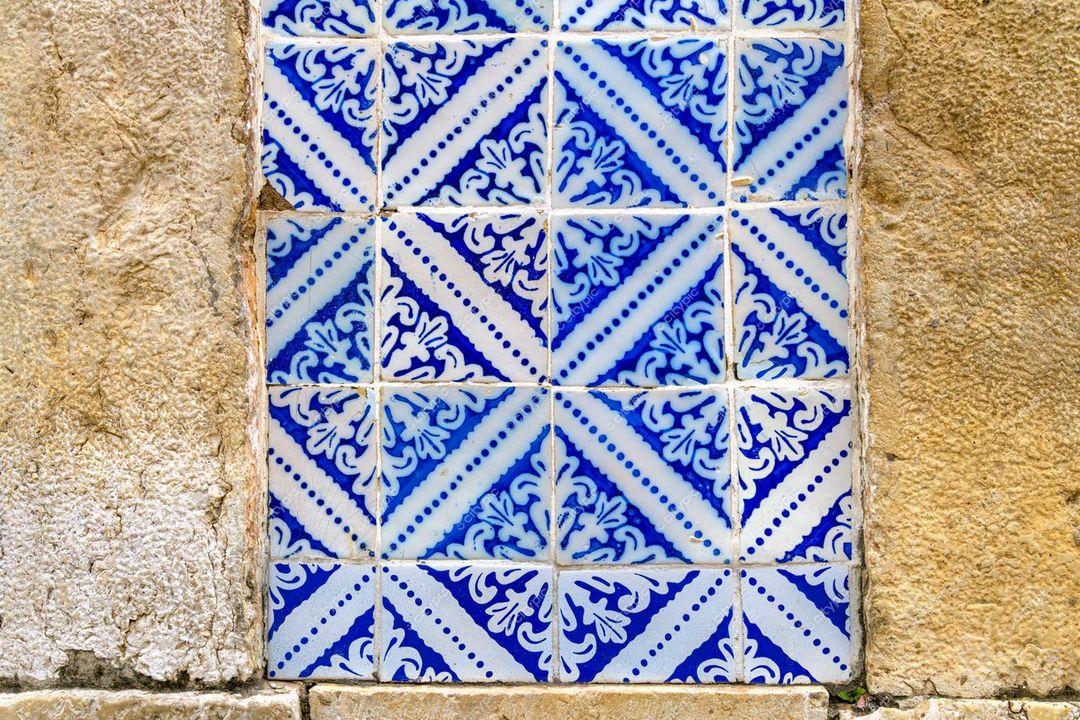 São Luís, Maranhão painel de azulejos decorativos em azul e branco com iluminação suave e superfície de pedra desgastada