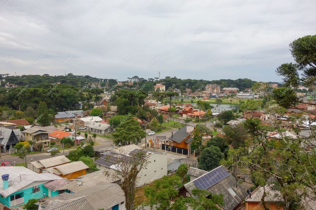 Canela, Rio Grande do Sul, vista panorâmica em dia nublado com casas coloridas e vegetação densa ao fundo