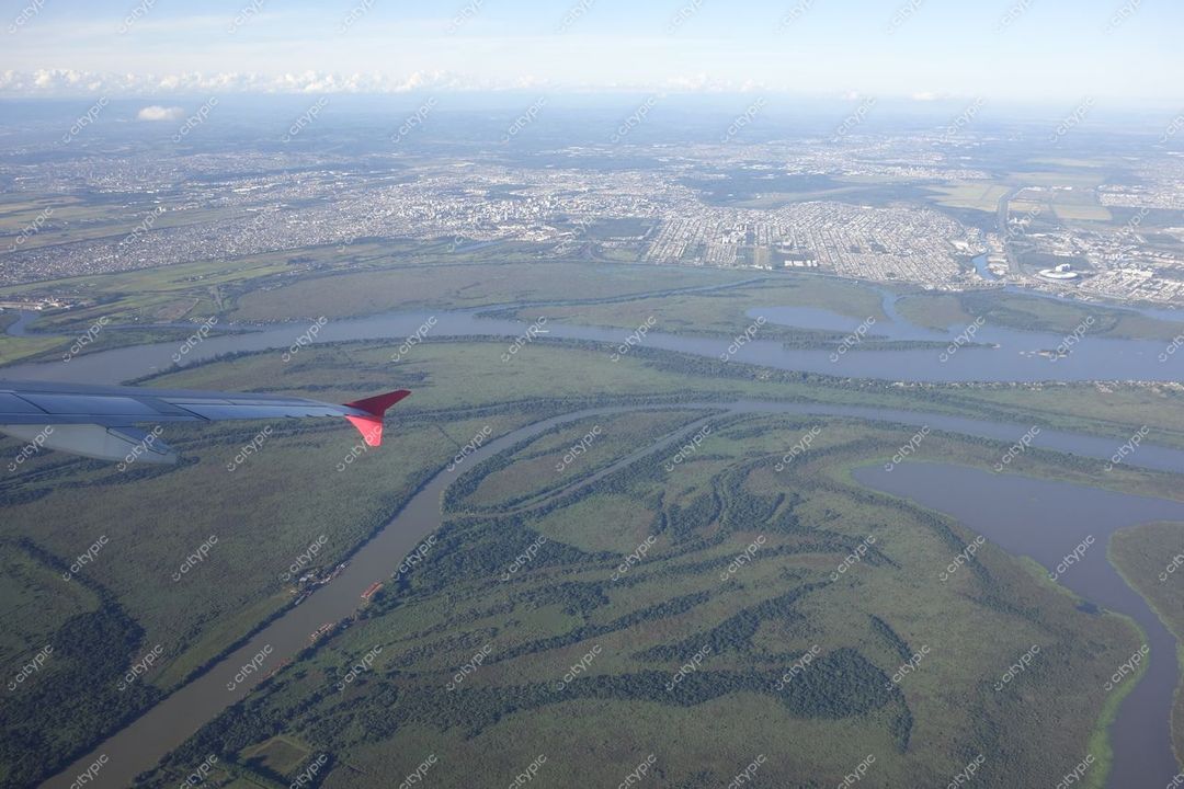 Porto Alegre, Rio Grande do Sul, vista aérea com vegetação nativa e urbanização moderna ao fundo durante o dia