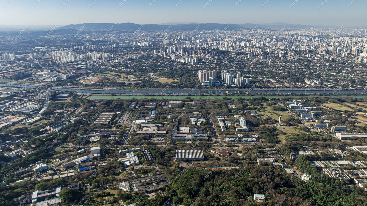 São Paulo, São Paulo, vista aérea com arranha-céus e Rio Pinheiros em dia claro e tráfego reduzido