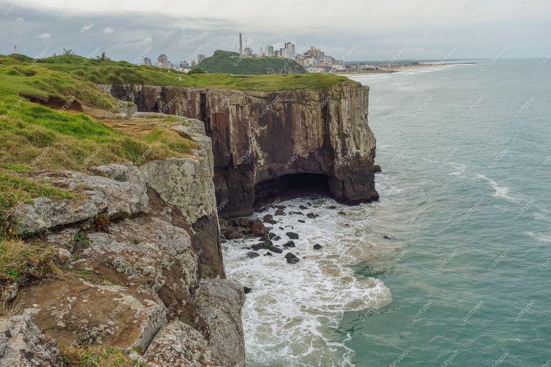 Torres, Rio Grande do Sul, costa rochosa com falésias e cidade ao fundo em iluminação suave ao amanhecer