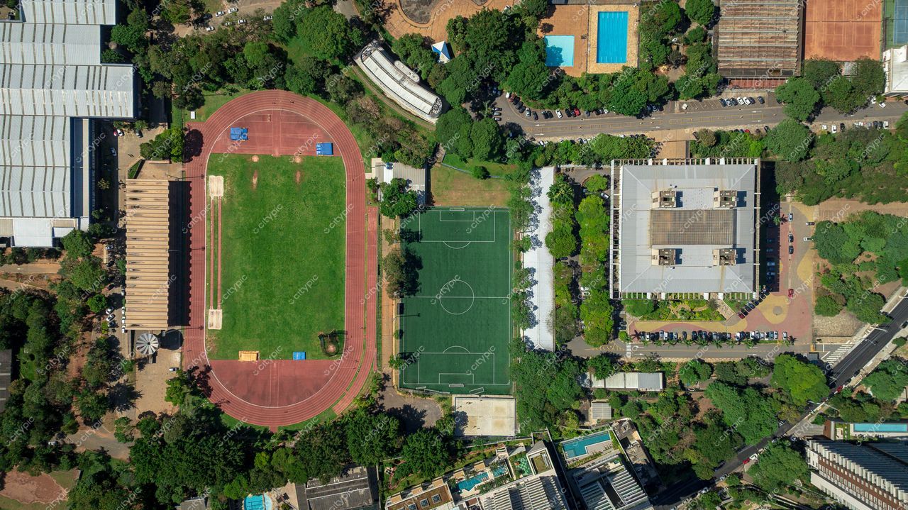 São Paulo, São Paulo, vista aérea de complexo esportivo com campo de futebol e pista de atletismo iluminados durante o dia