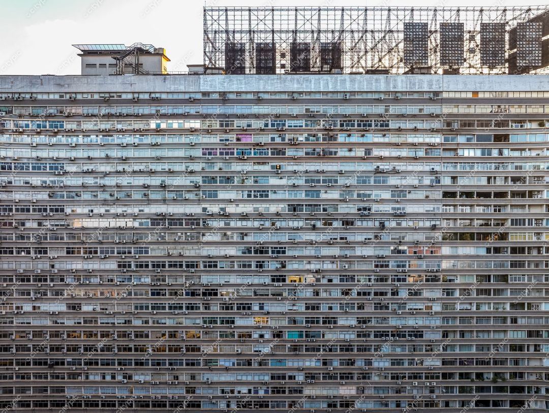 São Paulo, São Paulo, edifício residencial com varandas sobrepostas e reflexos de luz ao entardecer em área urbana densa