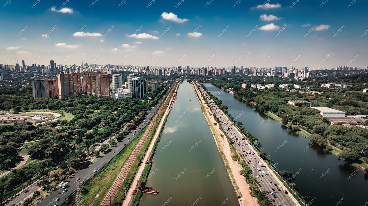 São Paulo, São Paulo, vista aérea de canal refletindo céu azul com tráfego e vegetação contrastando urbanização