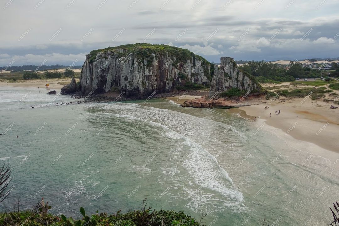 Torres, Rio Grande do Sul, vista da costa com penhasco e formações rochosas em dia nublado e vegetação